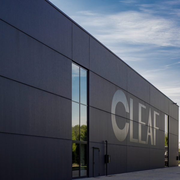 Front siedziby włoskiej fabryki płyt dekoracyjnych Cleaf