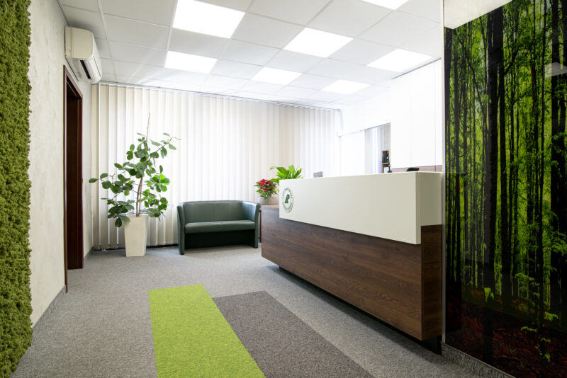 meble biurowe z płyty meblowej Forner - biały supermat SR i Cleaf Pembroke