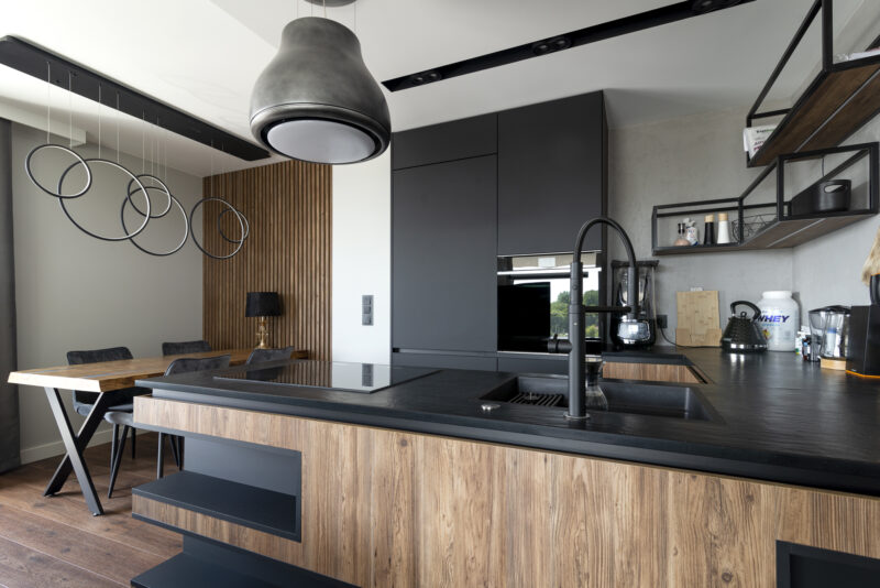 Kuchnia i salon z płytami meblowymi Forner (Velvet + Cleaf)